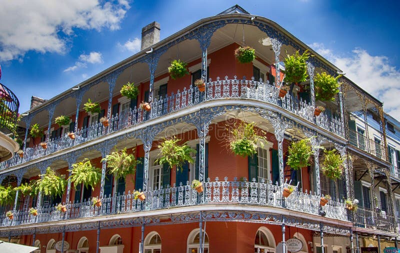 Vecchio edificio di New Orleans con i balconi e le rotaie
