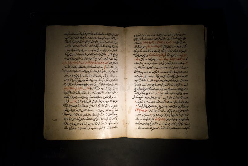 Vecchio libro antico con testo arabo