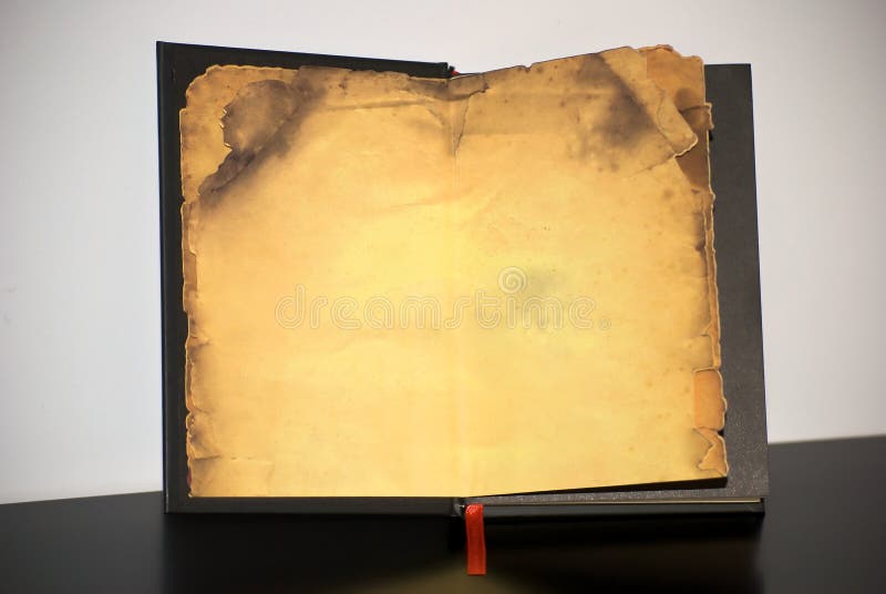 Vecchio libro con documento ingiallito fotografia stock libera da diritti Vecchio libro con documento ingiallito fotografia stock libera da diritti