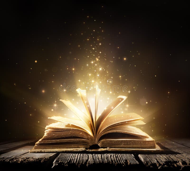 Vecchio libro con le luci magiche fotografia stock libera da diritti
