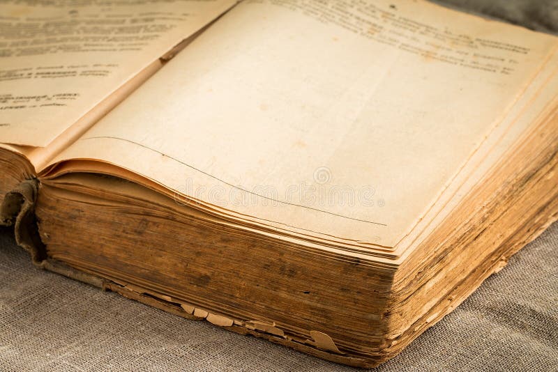 Vecchio Libro D'annata Con Le Pagine Invecchiate Ingiallite Fotografia