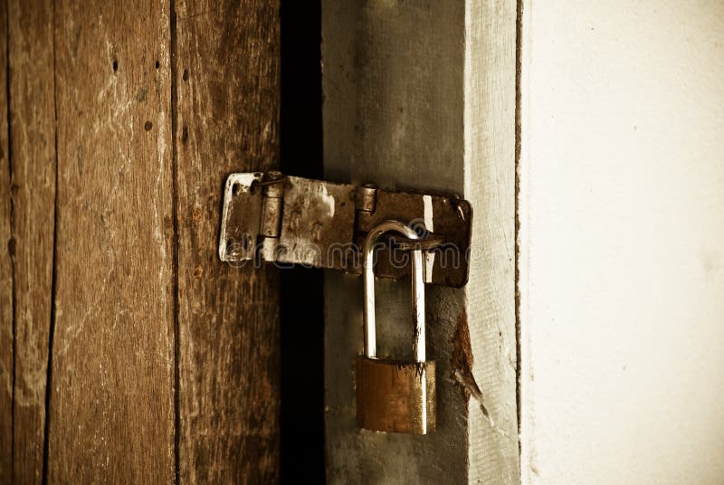 Vecchio lucchetto su una porta di legno fotografia stock libera da diritti