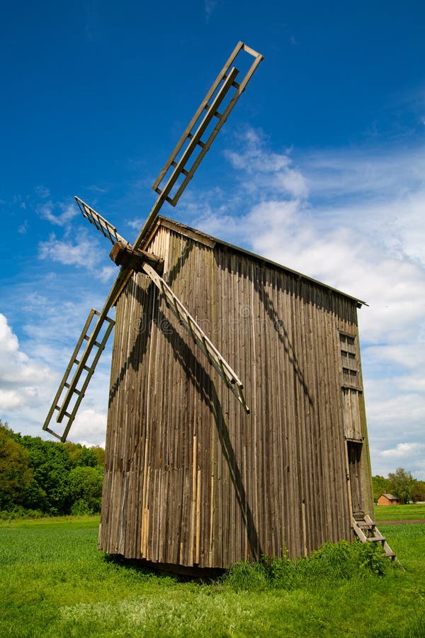 Vecchio mulino di legno sui precedenti di bella natura immagini stock Vecchio mulino di legno sui precedenti di bella natura immagini stock