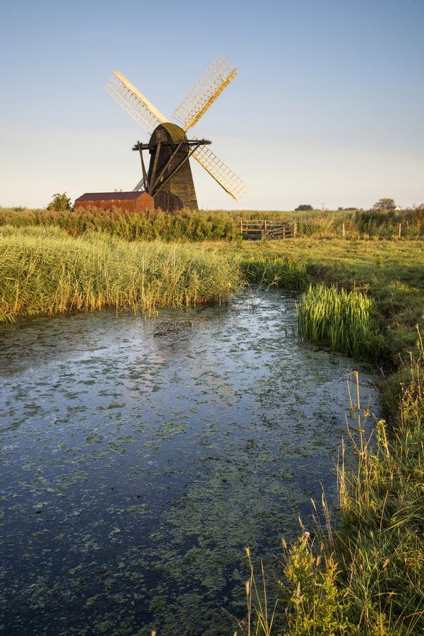 Vecchio mulino a vento del windpump di drenaggio nel paesaggio inglese della campagna fotografia stock Vecchio mulino a vento del windpump di drenaggio nel paesaggio inglese della campagna fotografia stock