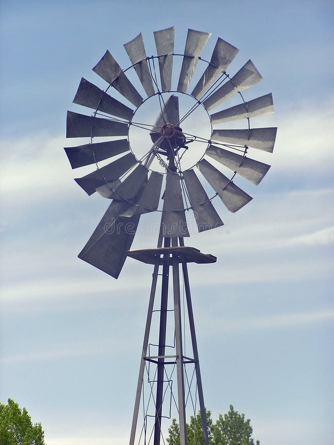 Vecchio mulino a vento dell'azienda agricola fotografia stock Vecchio mulino a vento dell'azienda agricola fotografia stock