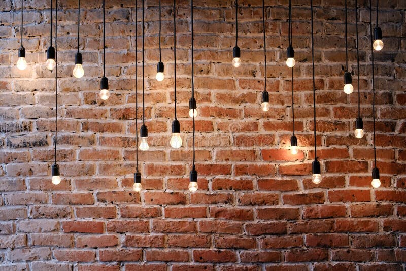 Vecchio muro di mattoni con la lampada delle luci di lampadina immagini stock libere da diritti Vecchio muro di mattoni con la lampada delle luci di lampadina immagini stock libere da diritti