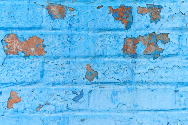 Vecchio muro di mattoni di lerciume di un fondo o di una struttura dipinta in pittura blu che si è fenduta sotto l'influenza di t fotografia stock libera da diritti Vecchio muro di mattoni di lerciume di un fondo o di una struttura dipinta in pittura blu che si è fenduta sotto l'influenza di t fotografia stock libera da diritti
