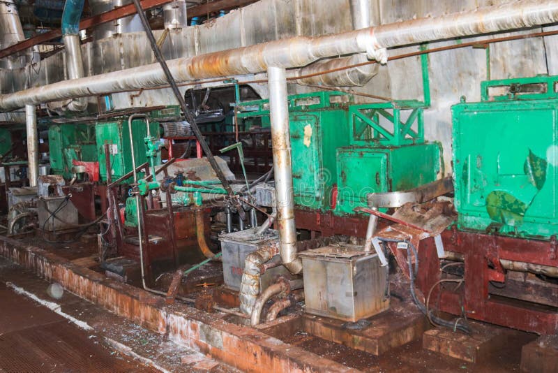 Vecchio negozio di pelatura chiuso arrugginito ad una raffineria d'organizzazione petrochimica abbandonata del prodotto chimico o fotografia stock libera da diritti Vecchio negozio di pelatura chiuso arrugginito ad una raffineria d'organizzazione petrochimica abbandonata del prodotto chimico o fotografia stock libera da diritti