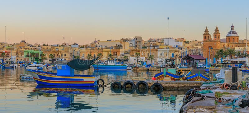 Vecchio paesino di pescatori tradizionale Marsaxlokk a Malta immagine stock libera da diritti Vecchio paesino di pescatori tradizionale Marsaxlokk a Malta immagine stock libera da diritti
