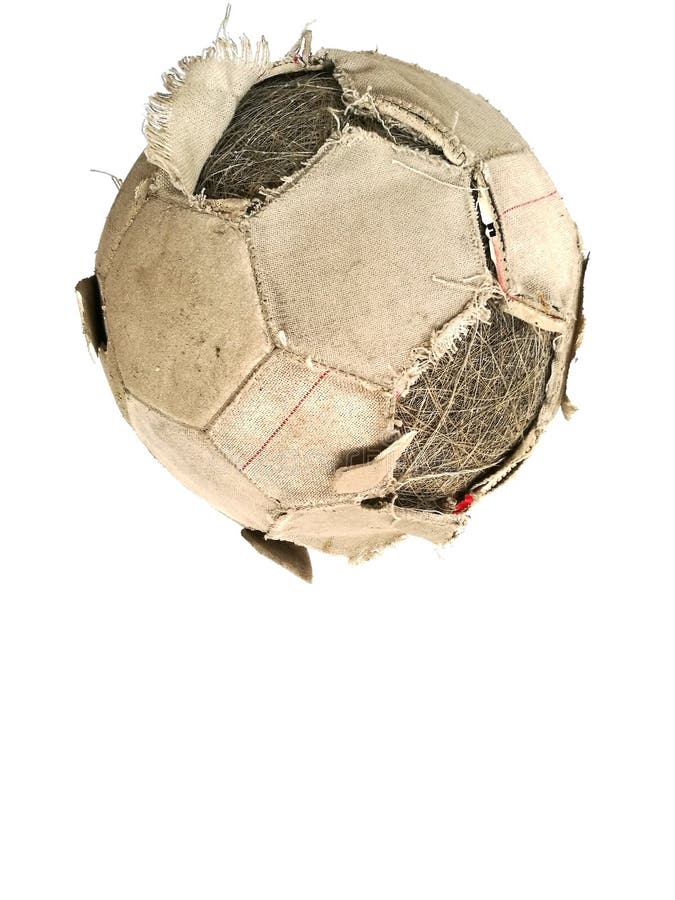 Vecchio pallone da calcio classico e calcio sporco dell'isolato di su un briciolo immagine stock Vecchio pallone da calcio classico e calcio sporco dell'isolato di su un briciolo immagine stock