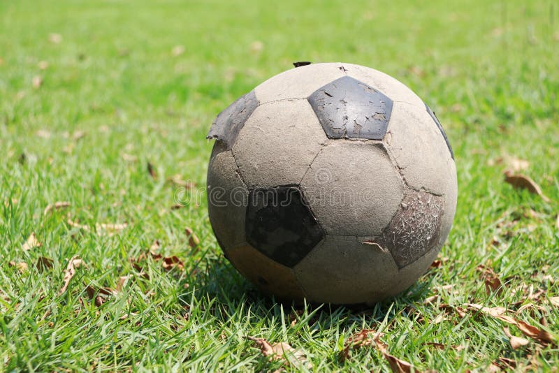 Vecchio pallone da calcio disposto sul campo Calcio misero sul gree immagine stock libera da diritti Vecchio pallone da calcio disposto sul campo Calcio misero sul gree immagine stock libera da diritti