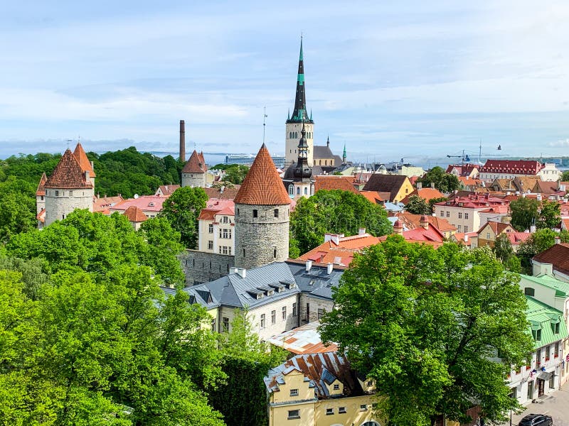 Vecchio panorama di Tallinn, Estonia cielo di estate immagini stock Vecchio panorama di Tallinn, Estonia cielo di estate immagini stock