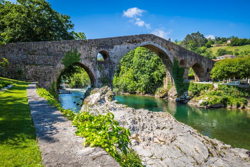 Vecchio ponte di pietra romano a Cangas de Onis (Asturie), Spagna immagini stock Vecchio ponte di pietra romano a Cangas de Onis (Asturie), Spagna immagini stock