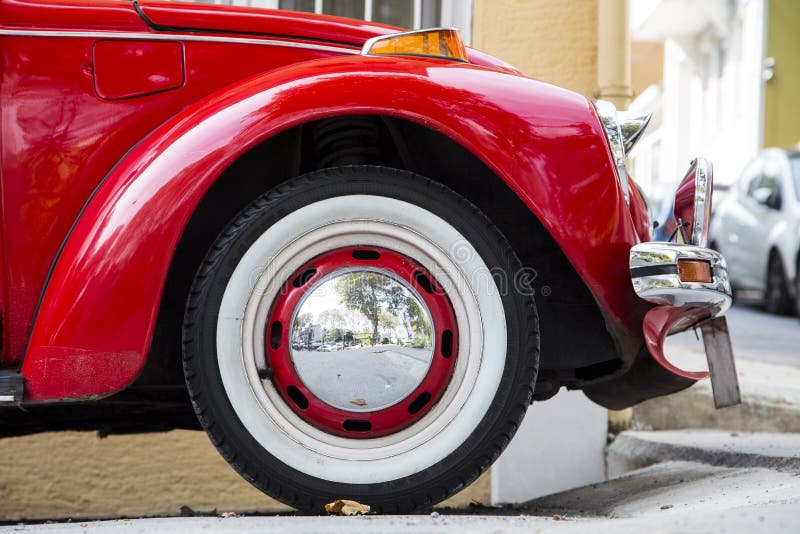 Vecchio primo piano classico d'annata di vista laterale dell'automobile di VW Beatle immagini stock libere da diritti Vecchio primo piano classico d'annata di vista laterale dell'automobile di VW Beatle immagini stock libere da diritti