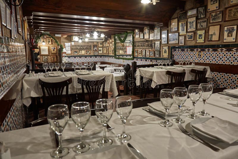 Vecchio ristorante spagnolo tradizionale famoso a Barcellona della Spagna, il suo nome Caracol la lumaca 12 09 La Spagna 2018 fotografia stock libera da diritti Vecchio ristorante spagnolo tradizionale famoso a Barcellona della Spagna, il suo nome Caracol la lumaca 12 09 La Spagna 2018 fotografia stock libera da diritti