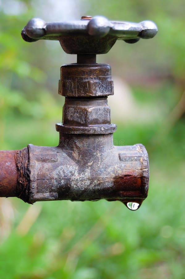 Vecchio rubinetto di acqua immagini stock libere da diritti Vecchio rubinetto di acqua immagini stock libere da diritti