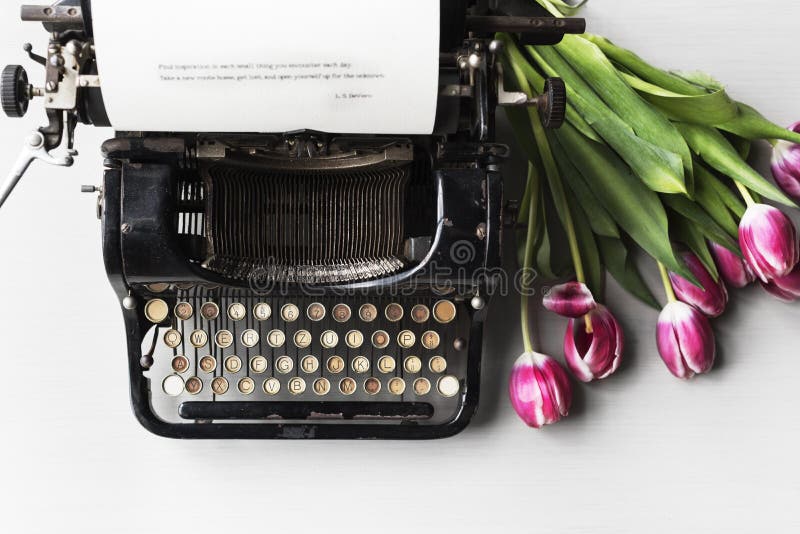 Vecchio stile della retro macchina della macchina da scrivere dal fiore dei tulipani immagine stock Vecchio stile della retro macchina della macchina da scrivere dal fiore dei tulipani immagine stock