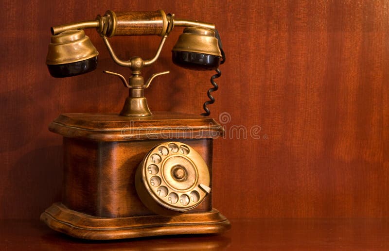 Vecchio telefono di legno fotografia stock. Immagine di ricevente 8126696