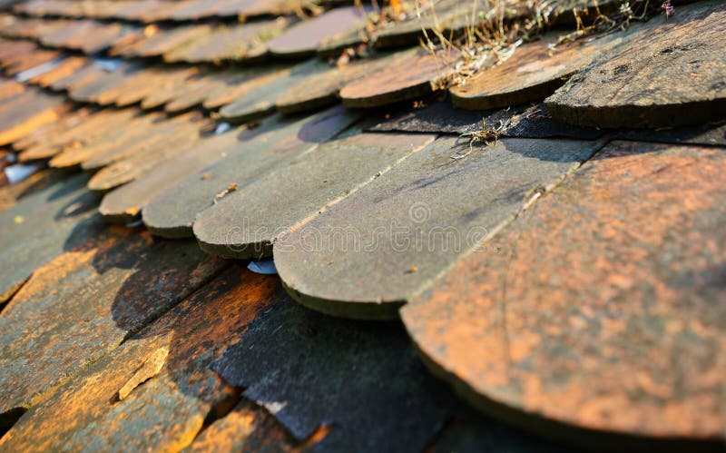 Vecchio tetto di Rusty Colored Very Old Tile - chiuda su immagini stock Vecchio tetto di Rusty Colored Very Old Tile - chiuda su immagini stock