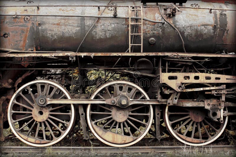 Treno vecchio, danneggiato e arrugginito immagini stock