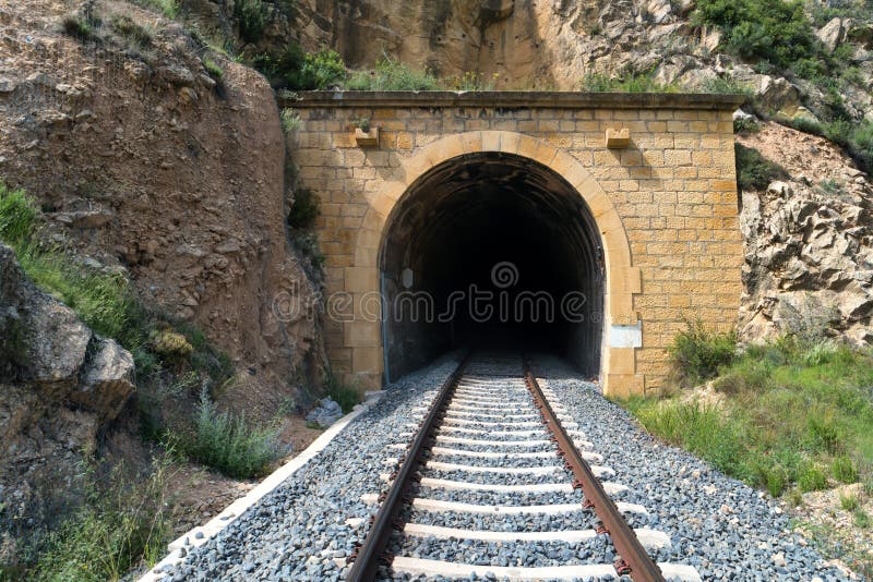 Vecchio tunnel del treno con la ferrovia immagini stock Vecchio tunnel del treno con la ferrovia immagini stock