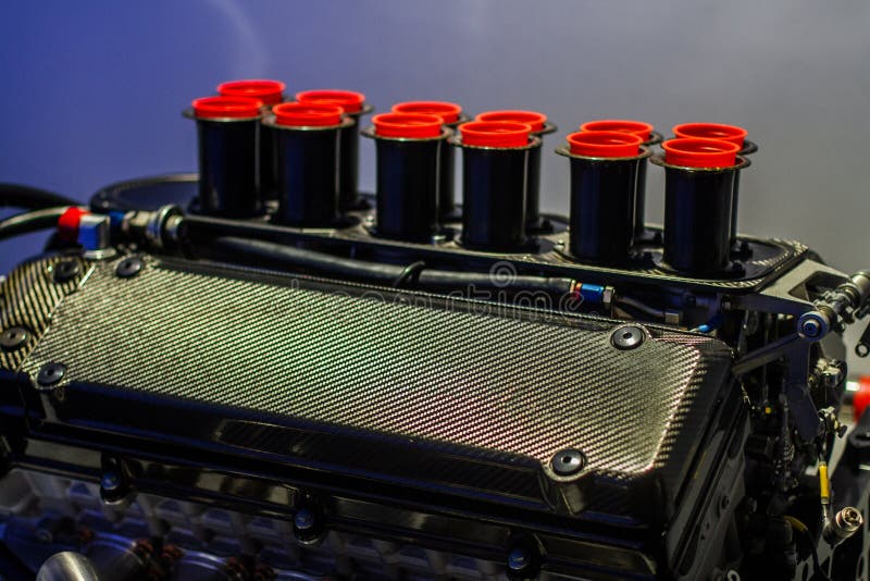 Vecchio v12 motore di sport di formula 1 con la copertura della valvola della fibra del carbonio immagine stock Vecchio v12 motore di sport di formula 1 con la copertura della valvola della fibra del carbonio immagine stock