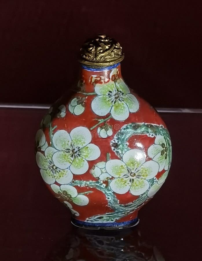 Vechi qqqing kangxi vechi sticluță de cupru pictat cuprul din plum de enamel flori design container colorat stock images