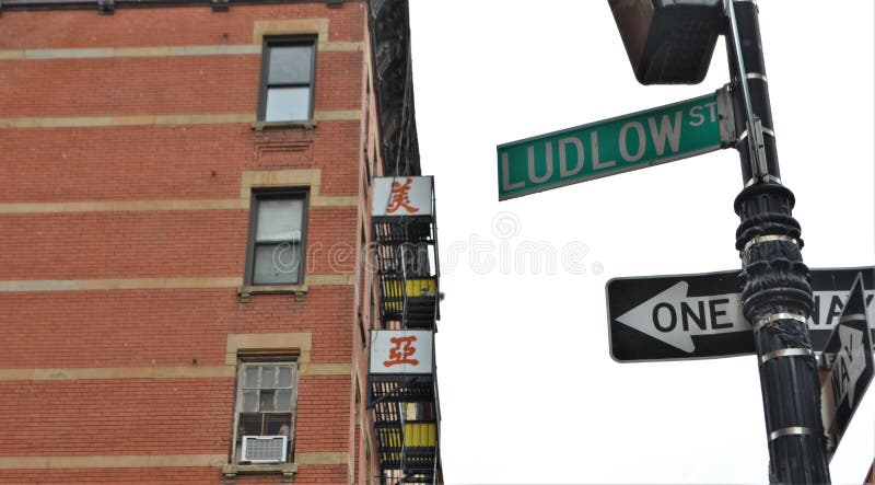 Vecindad de moda de la zona este de New York City de Manhattan Chinatown Ludlow de una cadera céntrica más baja de la calle foto de archivo Vecindad de moda de la zona este de New York City de Manhattan Chinatown Ludlow de una cadera céntrica más baja de la calle foto de archivo
