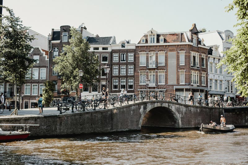 Vecindad residencial en Amsterdam, Países Bajos fotografía de archivo libre de regalías Vecindad residencial en Amsterdam, Países Bajos fotografía de archivo libre de regalías