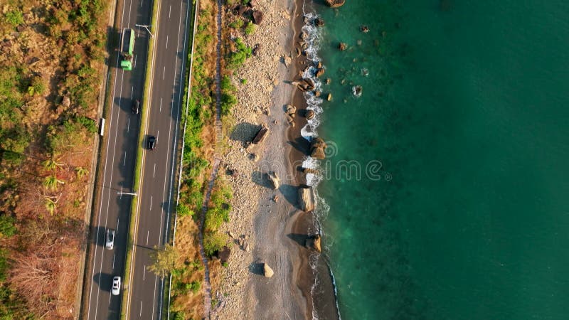 Vedere aeriană a conducerii auto pe șoseaua de coastă din Taiwan stock video footage