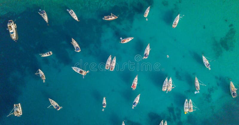 Vedere aeriană a grupului de ambarcațiuni cu pânze pentru navigare ancorate pe geamanduri. royalty free stock photo