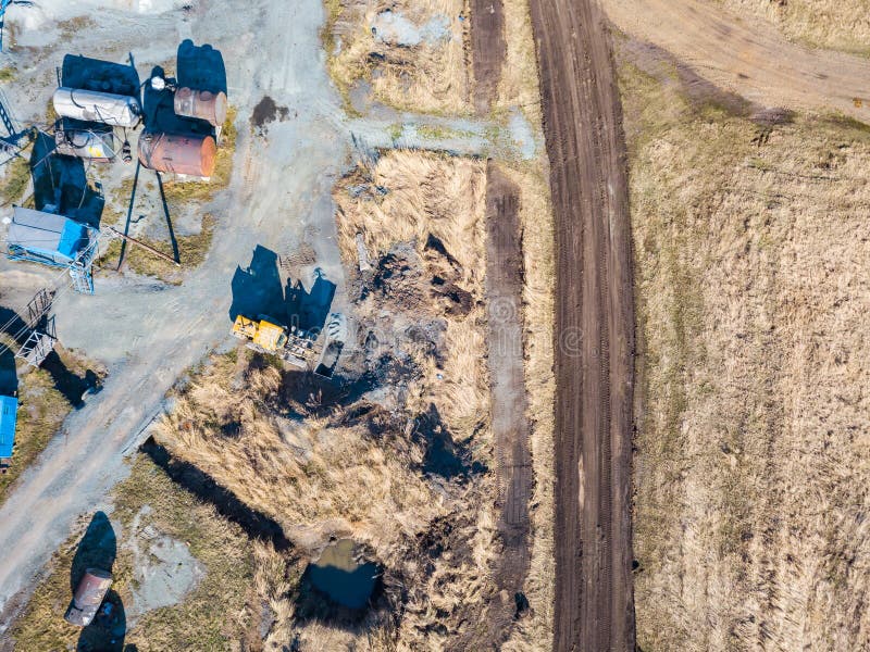 Vedere aeriană a unui excavator și a unui tractor galben care transportă ciment sfărâmat și nisip în timpul extracției mineralelor royalty free stock photo