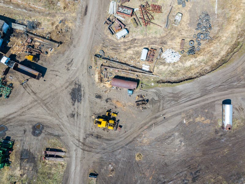Vedere aeriană a unui excavator și a unui tractor galben care transportă ciment sfărâmat și nisip în timpul extracției mineralelor stock photography