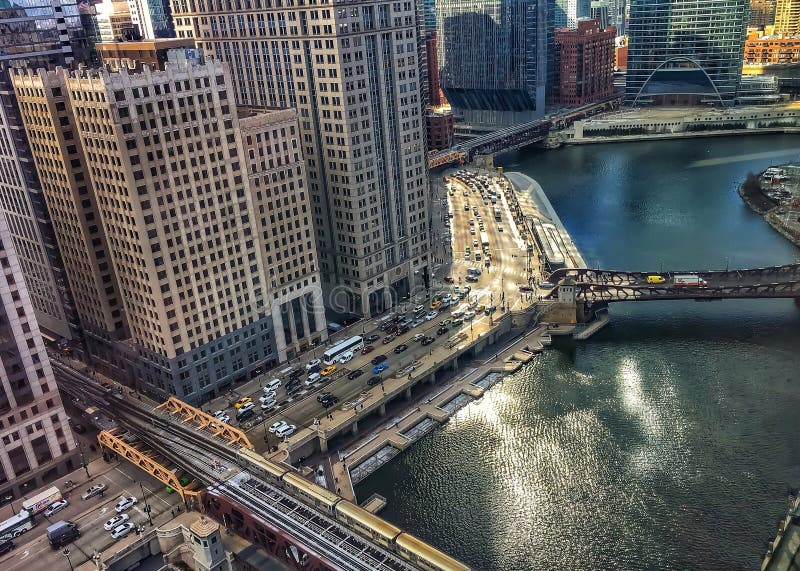 Vedere cu unghi înalt a trenului care trece peste apele strălucitoare ale râului Chicago în martie dimineața iernii. royalty free stock photo
