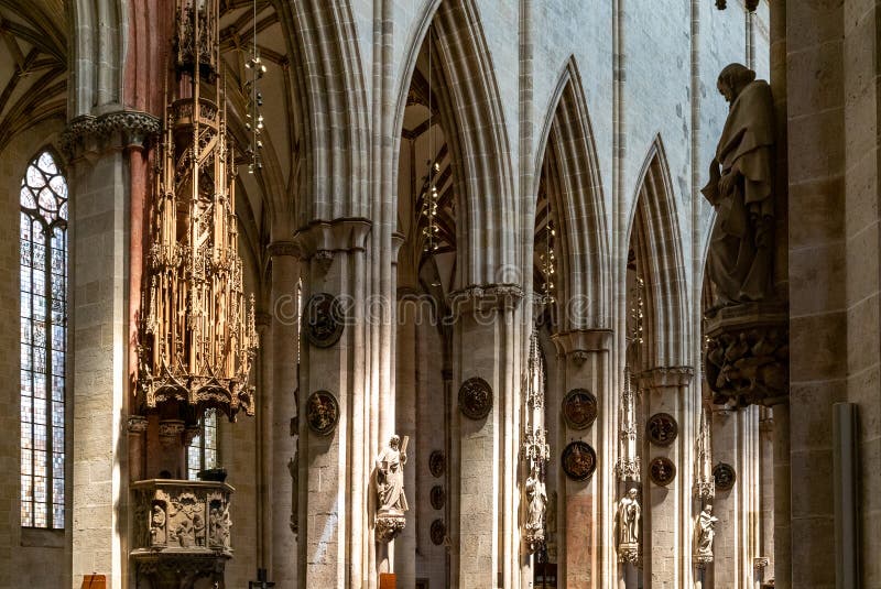 Vedere de navă filigree din lemn pulpit și culoarul central în minerul ulmului stock photo
