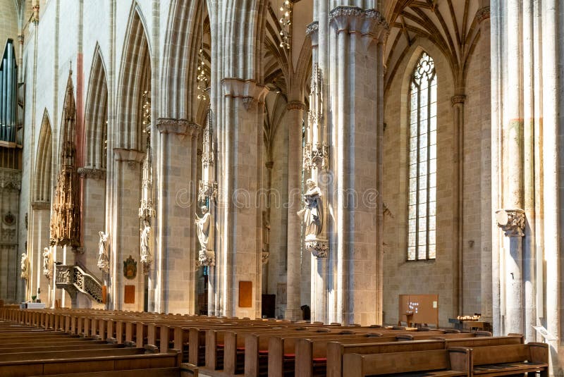 Vedere de navă filigree din lemn pulpit și culoarul central în minerul ulmului stock photo