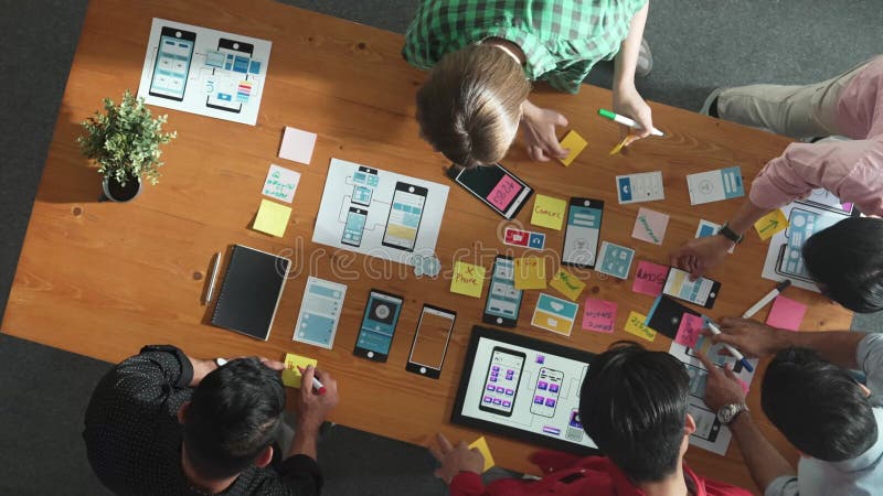 Vedere de sus a echipei de dezvoltatori software care caută design Ux de pe tabletă. Convocare. stock footage