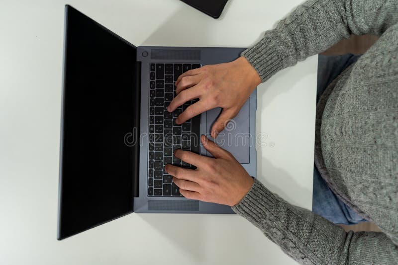Vedere de sus a mâinilor masculi utilizând notebook-ul royalty free stock photography