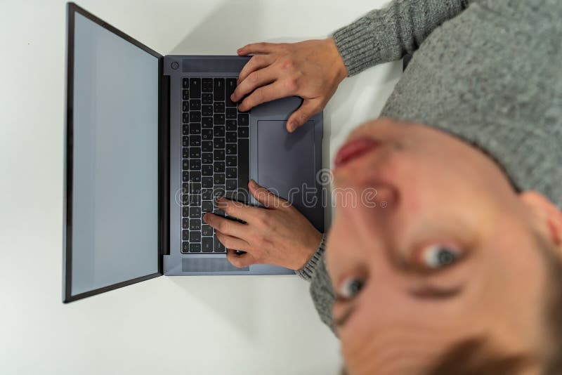 Vedere de sus a mâinilor masculi utilizând notebook-ul stock images