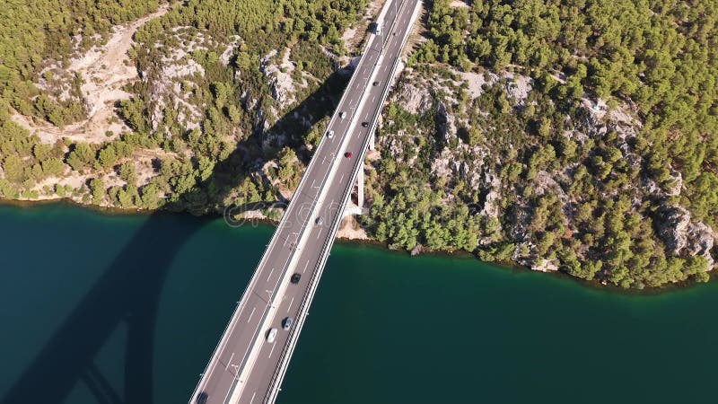Vedere de sus pe pod cu traversarea râului în Krka National Park Croatia stock video footage