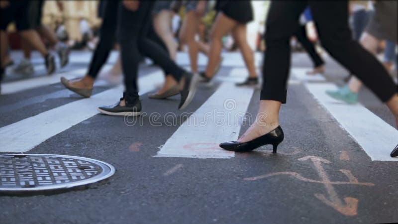 Vedere de închidere a picioarelor feminine elegante. femeie de afaceri care traversează drumul aglomerat în centrul orașului. mișc stock footage