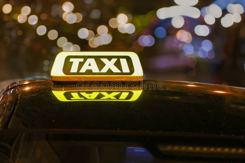 Vedere de închidere a unui indicator galben luminos de pe acoperișul unui vehicul. stock image