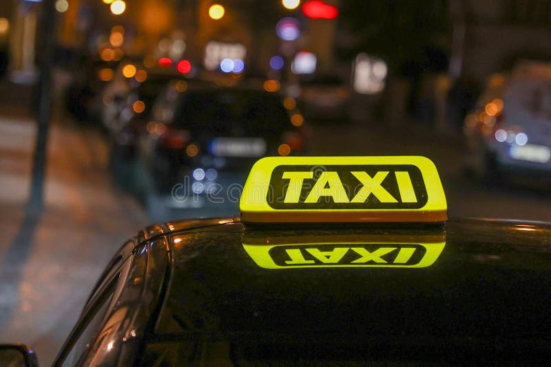 Vedere de închidere a unui indicator galben luminos de pe acoperișul vehiculului. royalty free stock photography
