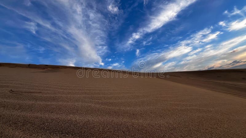 Vedere detaliată a dunelor de nisip din Patara Turcia și o vedere a cerului înnorat royalty free stock image