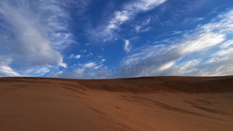 Vedere detaliată a dunelor de nisip din Patara Turcia și o vedere a cerului înnorat stock image