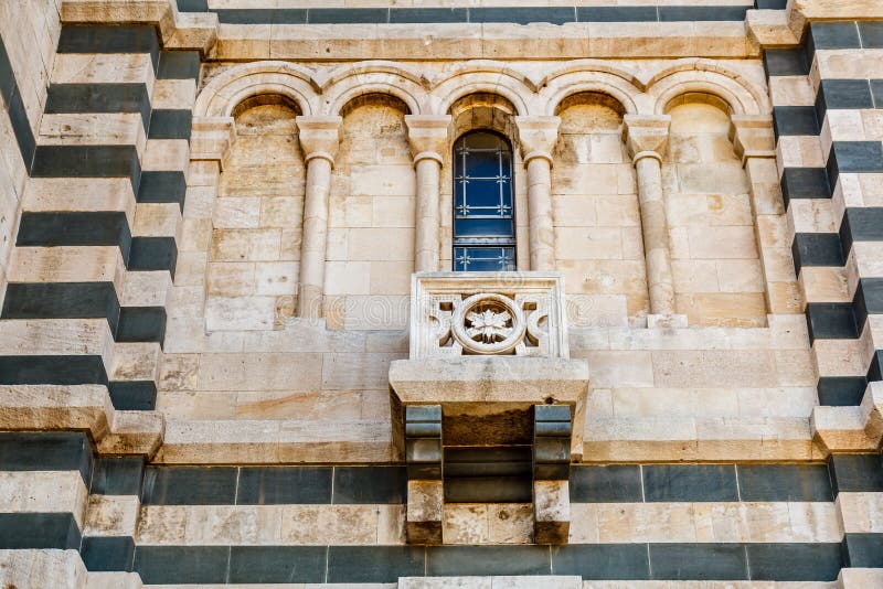Vedere detaliată a notredame de la garde in marsilia stock photos