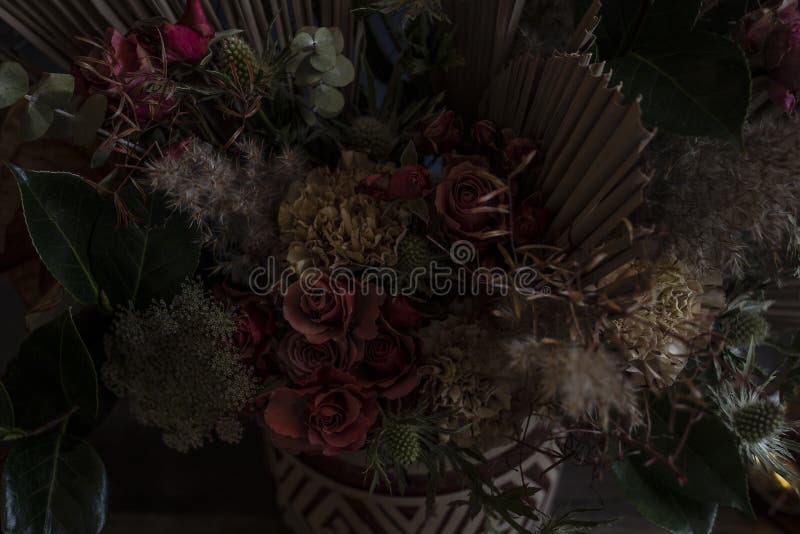 Vedere detaliată a unui aranjament floral. încă viață cu trandafiri într-o vază ceramică. royalty free stock image