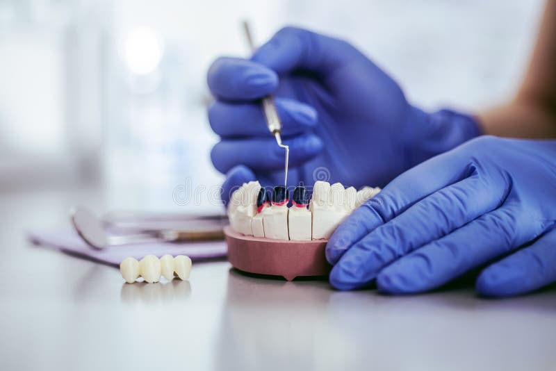 Vedere detaliată a unui dentist care lucrează stock images