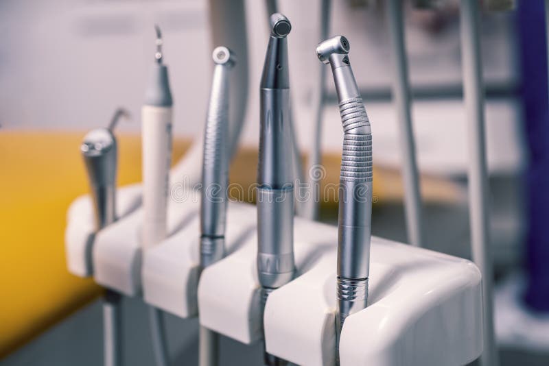 Vedere detaliată a unui dentist care lucrează royalty free stock images