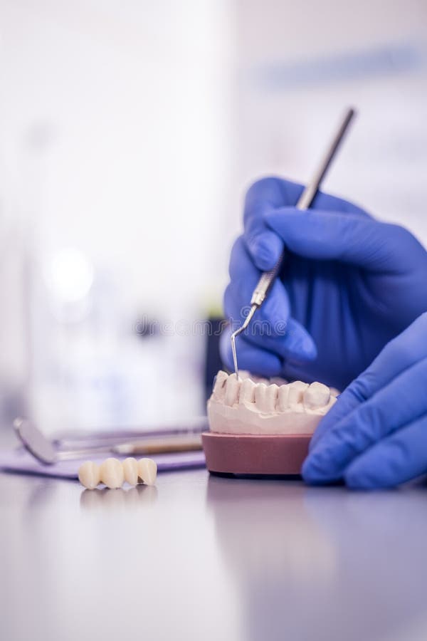 Vedere detaliată a unui dentist care lucrează stock photography